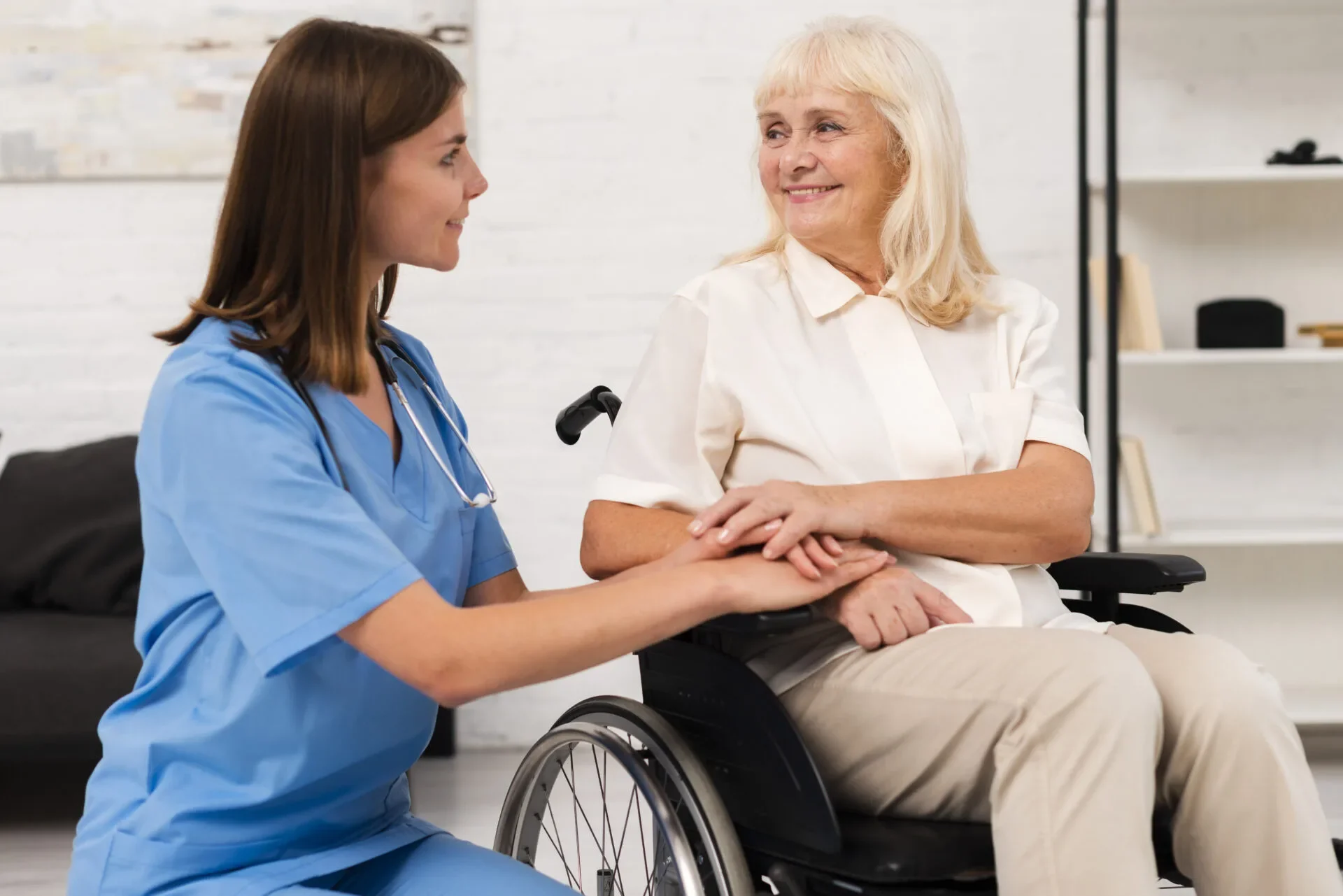 Caregiver con paziente in carrozzina